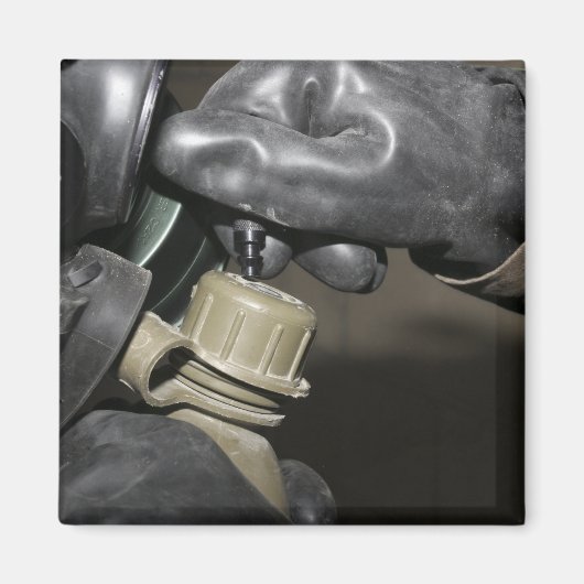 Een marinier steekt een drink buis in zijn stang magneet (Voorkant)