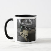 Een marinier steekt een drink buis in zijn stang mok (Links)