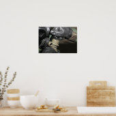 Een marinier steekt een drink buis in zijn stang poster (Keuken)