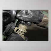 Een marinier steekt een drink buis in zijn stang poster (Voorkant)