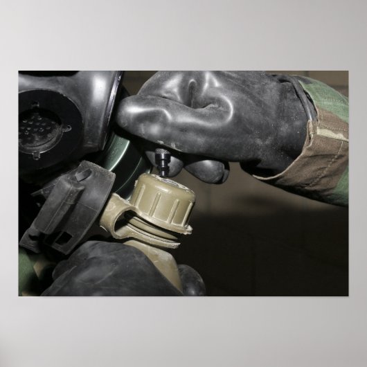 Een marinier steekt een drink buis in zijn stang poster (Voorkant)