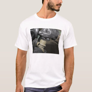 Een marinier steekt een drink buis in zijn stang t-shirt