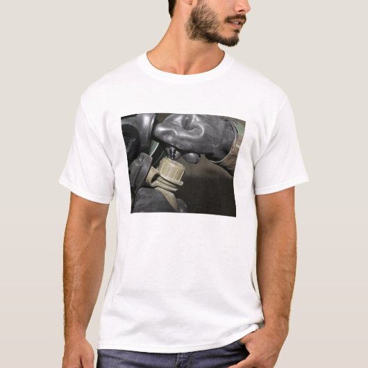 Een marinier steekt een drink buis in zijn stang t-shirt (Voorkant)