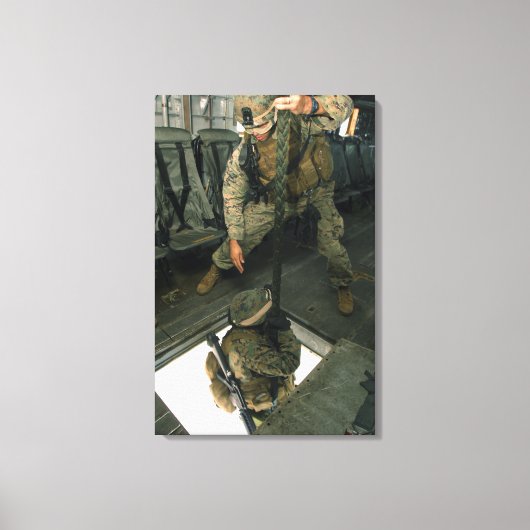 Een marinier stuurt een marinier naar beneden. canvas afdruk (Voorkant)