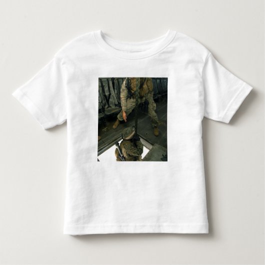 Een marinier stuurt een marinier naar beneden. kinder shirts (Voorkant)