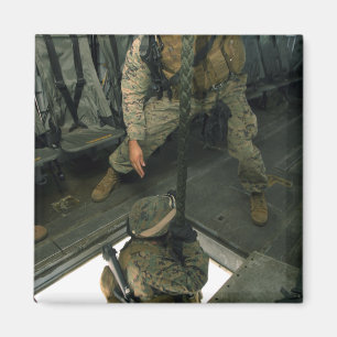 Een marinier stuurt een marinier naar beneden. magneet