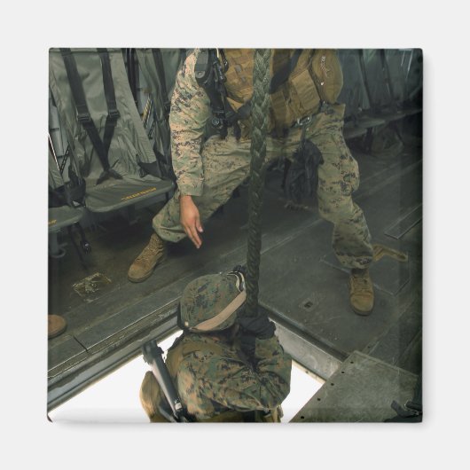 Een marinier stuurt een marinier naar beneden. magneet (Voorkant)