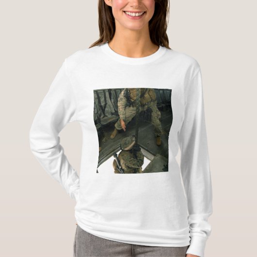 Een marinier stuurt een marinier naar beneden. t-shirt (Voorkant)