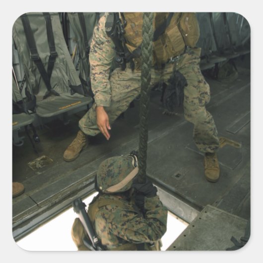 Een marinier stuurt een marinier naar beneden. vierkante sticker (Voorkant)