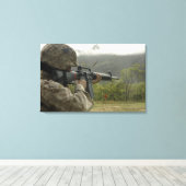 Een marinier voert oefeningen uit canvas afdruk (Insitu (Houten vloer))