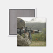 Een marinier voert oefeningen uit magneet (Voorkant / Achterkant)