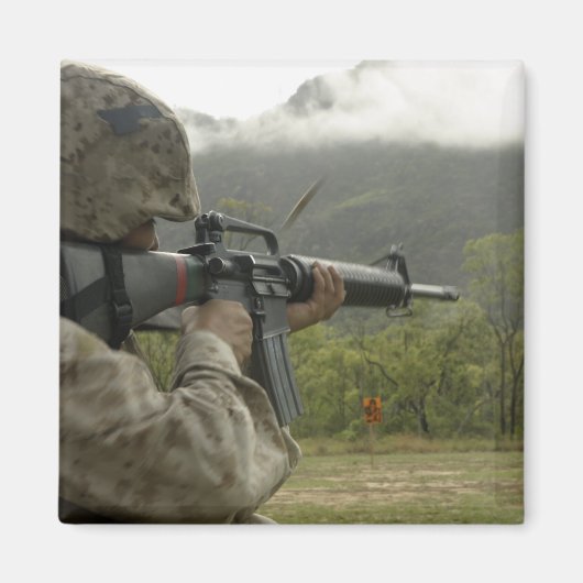 Een marinier voert oefeningen uit magneet (Voorkant)