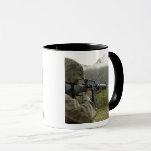 Een marinier voert oefeningen uit mok (Voorkant rechts)