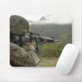 Een marinier voert oefeningen uit muismat (Met muis)