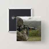 Een marinier voert oefeningen uit vierkante button 5,1 cm (Voorkant /achterkant)