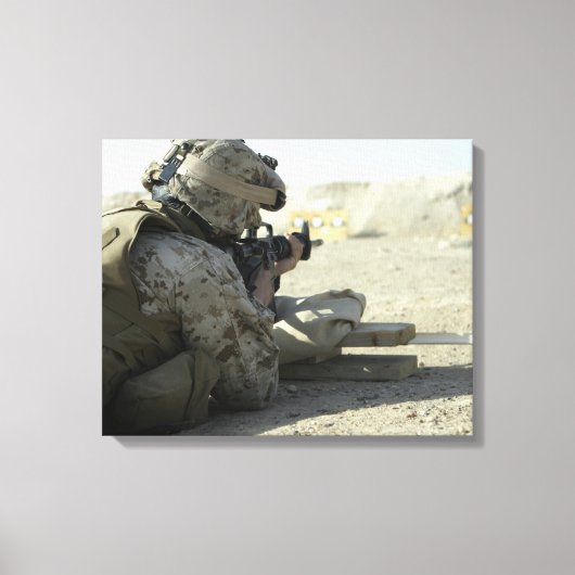 Een marinier vuurt een M16A2-dienstgeweer af Canvas Afdruk (Voorkant)