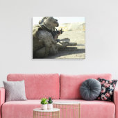 Een marinier vuurt een M16A2-dienstgeweer af Canvas Afdruk (Insitu (Woonkamer))