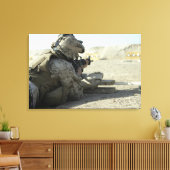 Een marinier vuurt een M16A2-dienstgeweer af Canvas Afdruk (Insitu (Woonkamer))