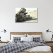 Een marinier vuurt een M16A2-dienstgeweer af Canvas Afdruk (Insitu (Slaapkamer))