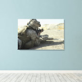 Een marinier vuurt een M16A2-dienstgeweer af Canvas Afdruk (Insitu (Houten vloer))