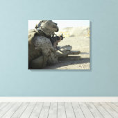 Een marinier vuurt een M16A2-dienstgeweer af Canvas Afdruk (Insitu (Houten vloer))
