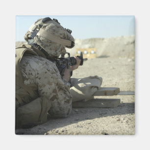 Een marinier vuurt een M16A2-dienstgeweer af Magneet