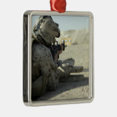 Een marinier vuurt een M16A2-dienstgeweer af Metalen Ornament (Rechts)