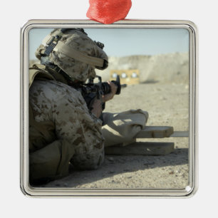 Een marinier vuurt een M16A2-dienstgeweer af Metalen Ornament
