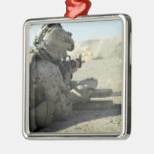 Een marinier vuurt een M16A2-dienstgeweer af Metalen Ornament (Links)