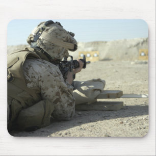 Een marinier vuurt een M16A2-dienstgeweer af Muismat