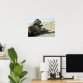 Een marinier vuurt een M16A2-dienstgeweer af Poster (Thuiskantoor)