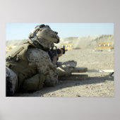 Een marinier vuurt een M16A2-dienstgeweer af Poster (Voorkant)