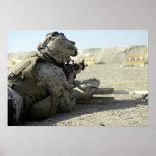 Een marinier vuurt een M16A2-dienstgeweer af Poster