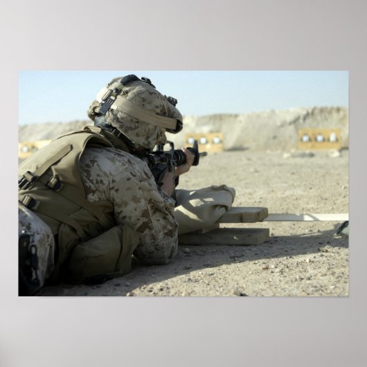 Een marinier vuurt een M16A2-dienstgeweer af Poster (Voorkant)