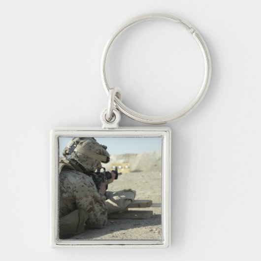 Een marinier vuurt een M16A2-dienstgeweer af Sleutelhanger (Voorkant)