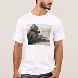 Een marinier vuurt een M16A2-dienstgeweer af T-shirt