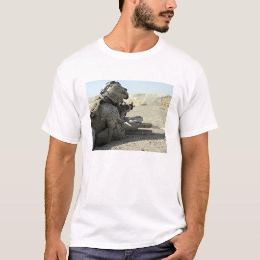 Een marinier vuurt een M16A2-dienstgeweer af T-shirt (Voorkant)