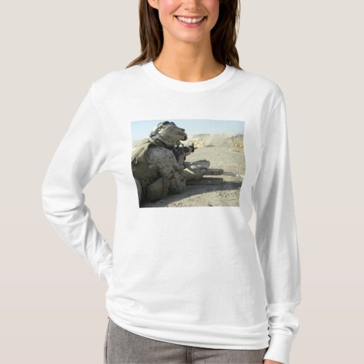 Een marinier vuurt een M16A2-dienstgeweer af T-shirt (Voorkant)