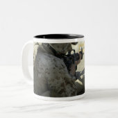 Een marinier vuurt een M16A2-dienstgeweer af Tweekleurige Koffiemok (Voorkant links)