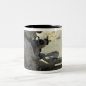 Een marinier vuurt een M16A2-dienstgeweer af Tweekleurige Koffiemok (Center)