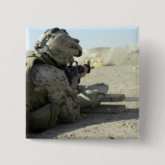 Een marinier vuurt een M16A2-dienstgeweer af Vierkante Button 5,1 Cm (Voorkant)