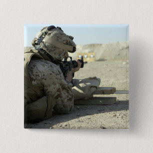 Een marinier vuurt een M16A2-dienstgeweer af Vierkante Button 5,1 Cm