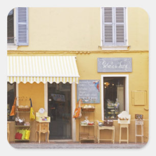 Een marktstraat in de oude stad met een winkel vierkante sticker