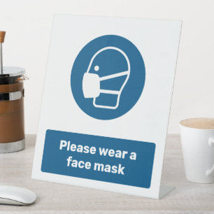 Een masker draag reclamebord met voetstuk