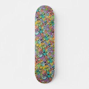 Een massa aliens in een kleurrijk patroonontwerp persoonlijk skateboard