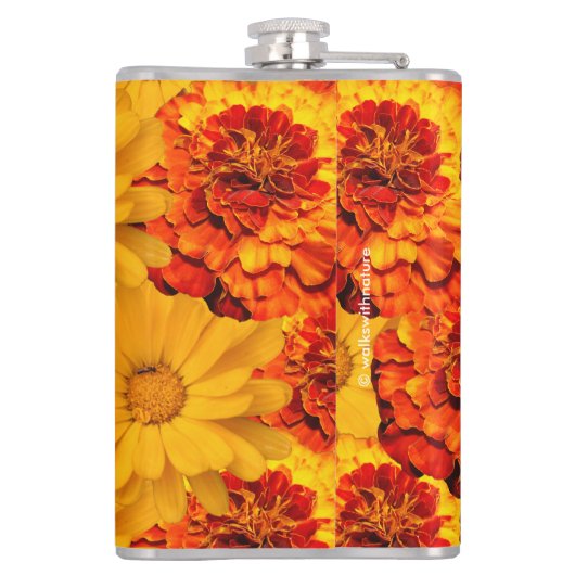 Een Medley van de Rode Gele en Oranje Marigolds Heupfles (Achterkant)