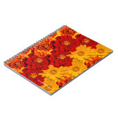 Een Medley van de Rode Gele en Oranje Marigolds Notitieboek (Linkerzijde)