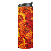 Een Medley van de Rode Gele en Oranje Marigolds Thermosbeker (Gedraaid links)