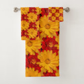Een Medley van Rode en Gele Marigold Flowers Bad Handdoek (Insitu)