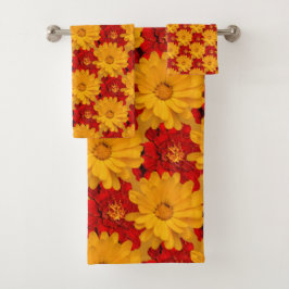 Een Medley van Rode en Gele Marigold Flowers Bad Handdoek